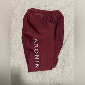 Aronik Fitness Tights
Size: Medium
Color: Vino/Redwine
Fabric: Polyester/Lyrca